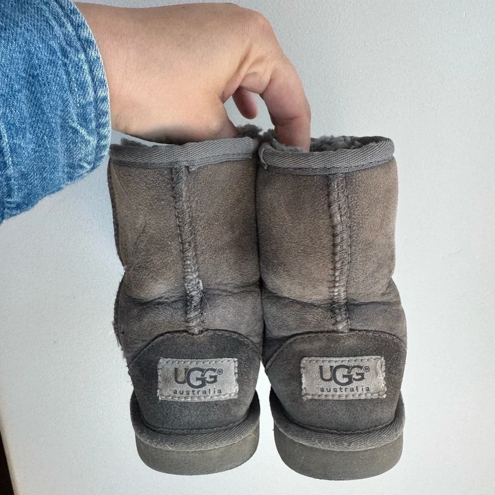 UGG Classic Short Boots Gray Sheepskin Cozy Winter 10 Scandi Ski Neutral
